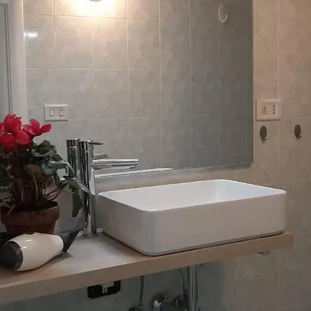 Caterina San Lorenzo 2camere Daire Roma